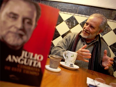 Julio Anguita presentando su nuevo libro